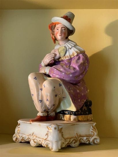 Grande statuette flacon en porcelaine polychrome...
