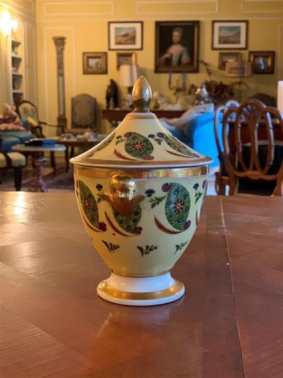 Coupe en porcelaine blanche à décor doré,...