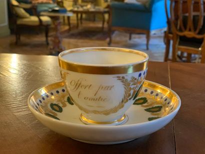 Tasse et sa sous-tasse en porcelaine à fond...