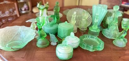 Collection de statuettes, flacons, bougeoirs...