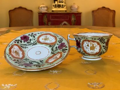 Tasse et sa sous-tasse en porcelaine à fond...