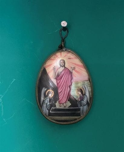 Médaillon ovoïde émaillé polychrome orné...