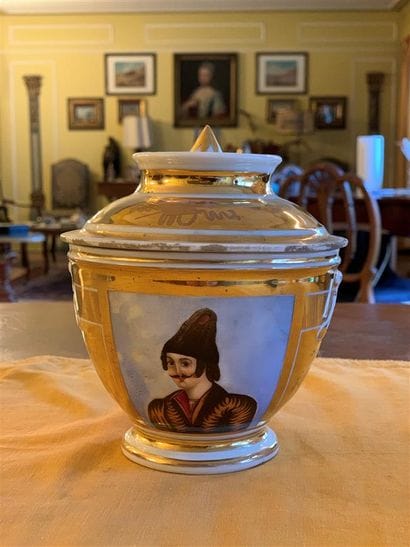 Pot couvert en porcelaine à fond doré à décor...