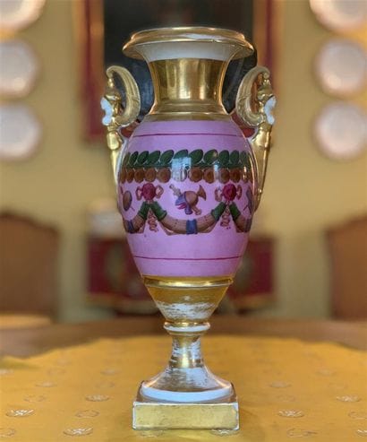 Vase de forme Médicis en porcelaine polychrome...