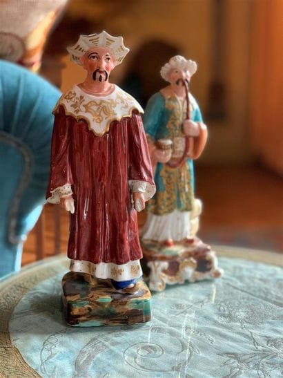 Deux flacons statuettes en porcelaine à décor...