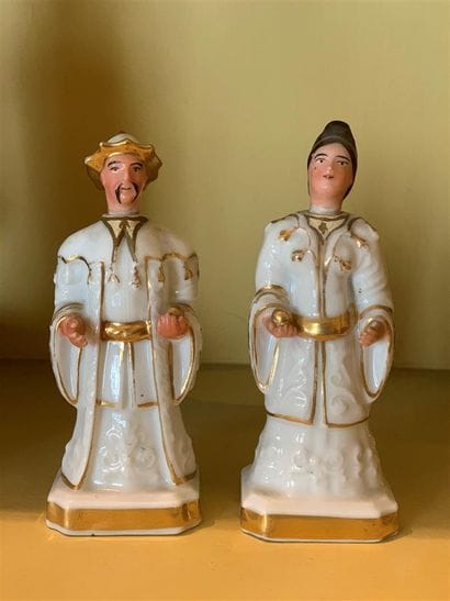 Paire de petites statuettes flacons en porcelaine...