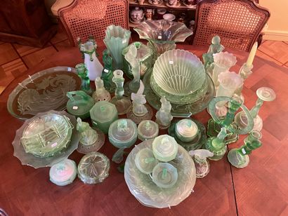 Collection de statuettes, flacons, bougeoirs...