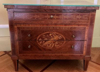 Commode miniature en bois de placage ouvrant...