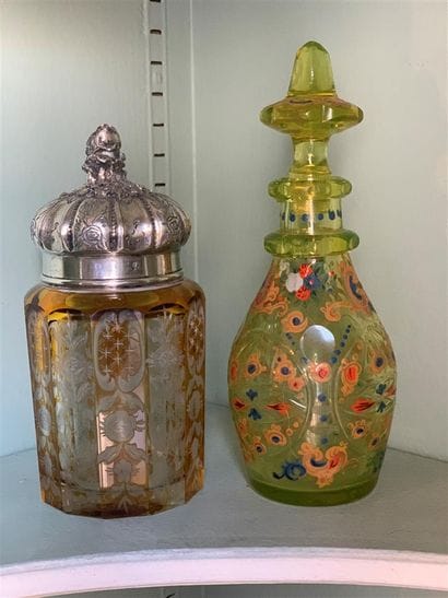 Deux flacons, l'un en cristal taillé à pans...