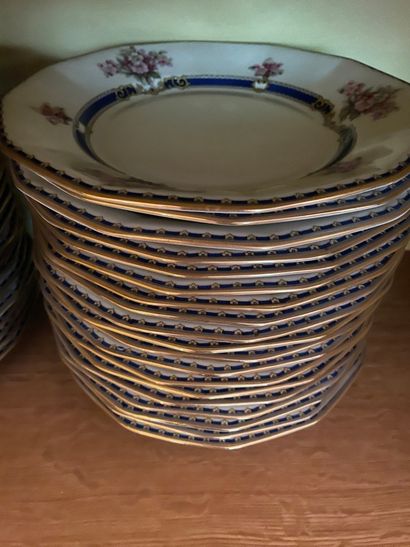 Partie de service en porcelaine blanche à...