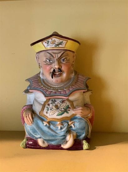 Boîte couverte en porcelaine polychrome en...