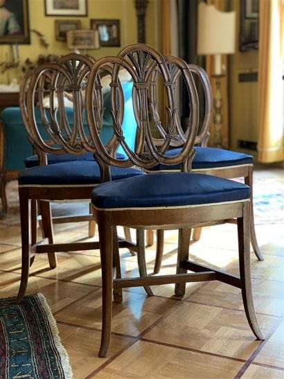 Suite de quatre chaises en bois naturel mouluré...