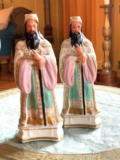 Deux flacons statuettes en porcelaine à décor...