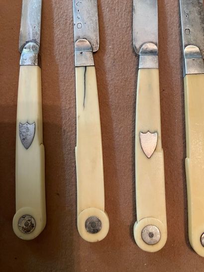 Lot de couverts comprenant :

- six couteaux...