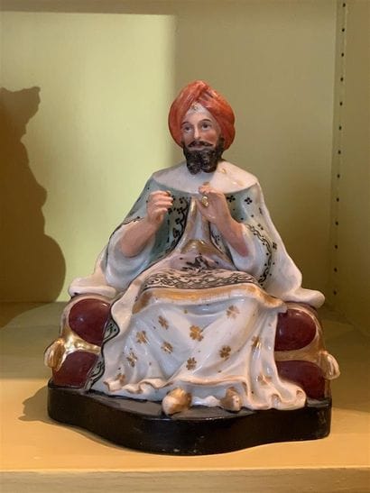 Flacon statuette en porcelaine à décor émaillé...
