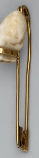 Épingle de chasse ornée de crochets de cerf....