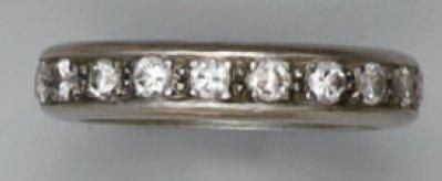 Alliance bandeau sertie de diamants taillés...
