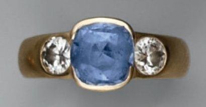 Bague demi-jonc en or jaune ornée d'un saphir...