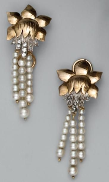Paire de clips d'oreilles en or jaune stylisés...