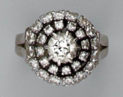 Bague en platine et or gris ornée d'une rosace...