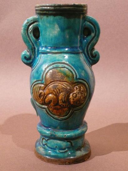 Un petit vase archaïque en céramique à couverte...