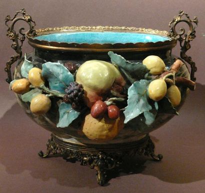 Jardinière en barbotine à décor de fruits...