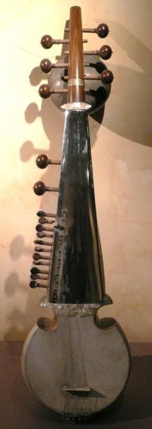 Instrument de musique oriental à corde porte...