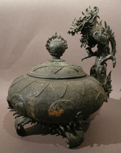 Brûle parfum en bronze à décor d'un dragon...