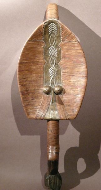 Reliquaire Kota en bois sculpté et application...
