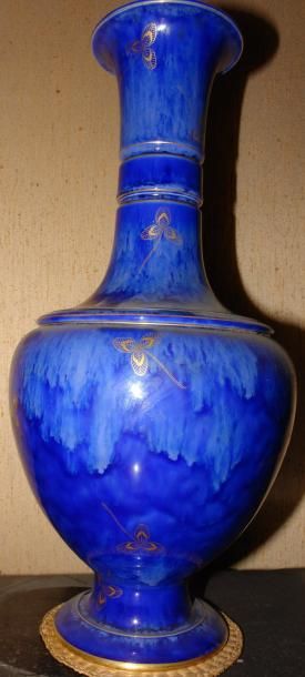 Sèvres Vase de forme balustre en porcelaine...