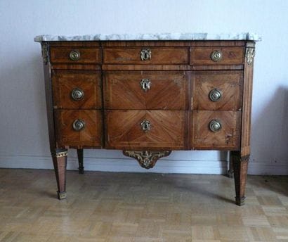 Commode à léger ressaut en bois de placage,...