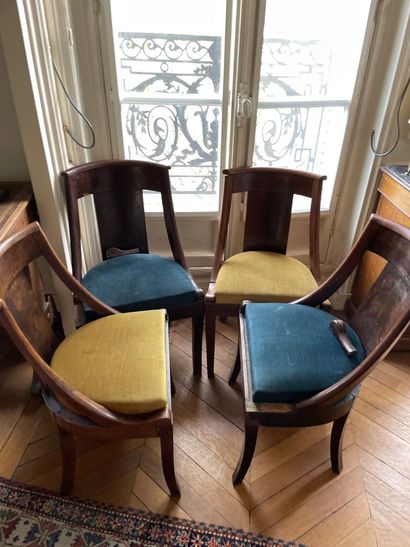 Suite de quatre chaises gondole de style...
