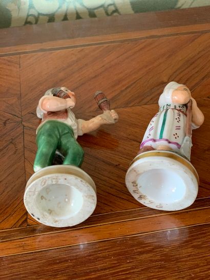 Deux statuettes en porcelaine polychrome...