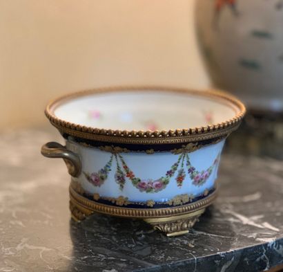 Coupe en porcelaine à décor d'une guirlande...