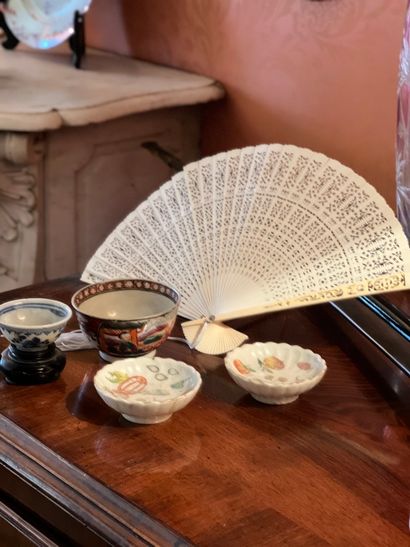Lot d'objets chinois comprenant quatre coupes...