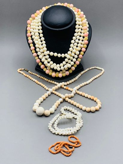 Lot de six colliers de perles de corail blanc,...