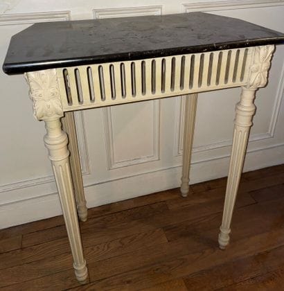 Console en bois laqué, dessus de marbre gris

Style...