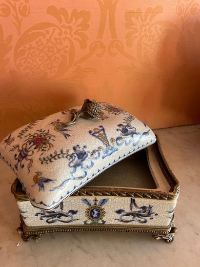 Boîte couverte en porcelaine craquelée à...