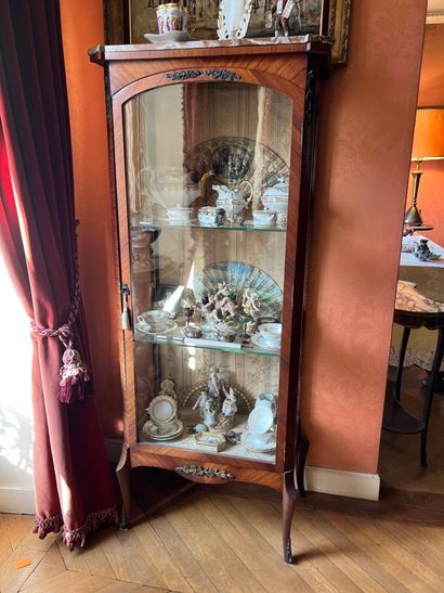 Vitrine en bois de placage 

Style Louis...