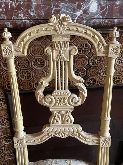 Paire de chaises en bois laqué blanc sculpté...