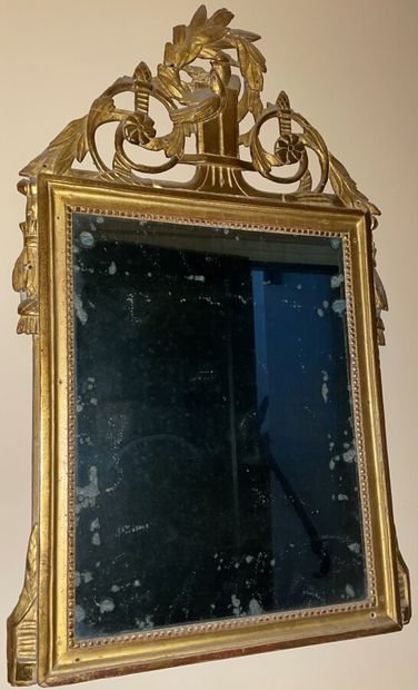 Miroir à fronton en bois sculpté et doré...
