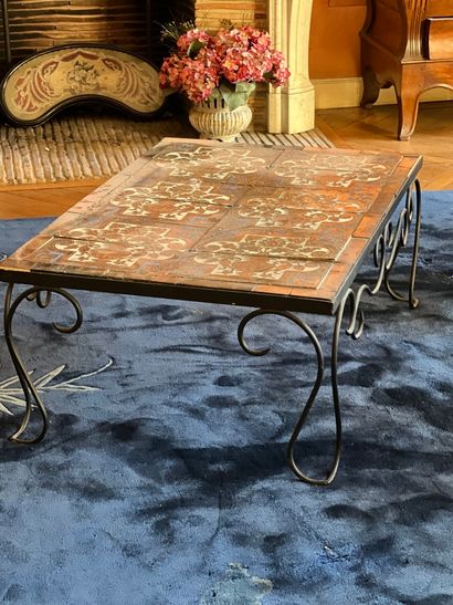 Table basse en fer forgé ornée de carreaux...
