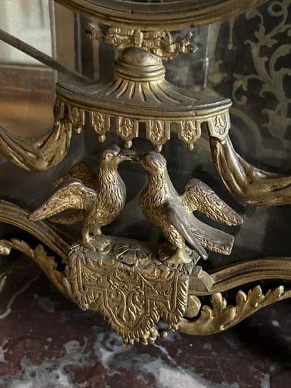 Petit cartel et son applique en placage d'écaille...