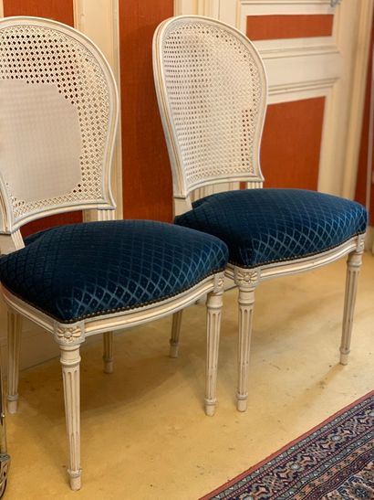 Suite de huit chaises en bois laqué blanc,...