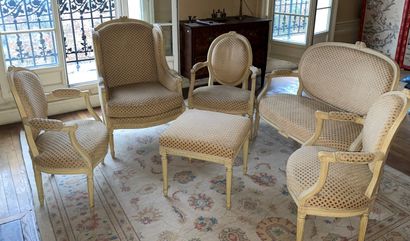 Salon recomposé comprenant trois fauteuils...