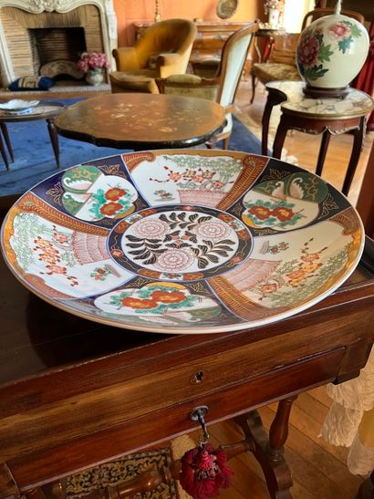 Grand plat en porcelaine Imari à décor polychrome...