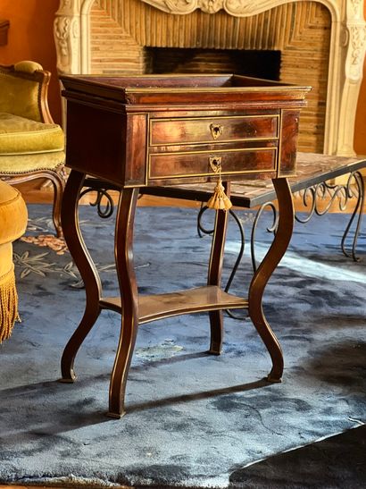 Table de salon en placage d'acajou ouvrant...