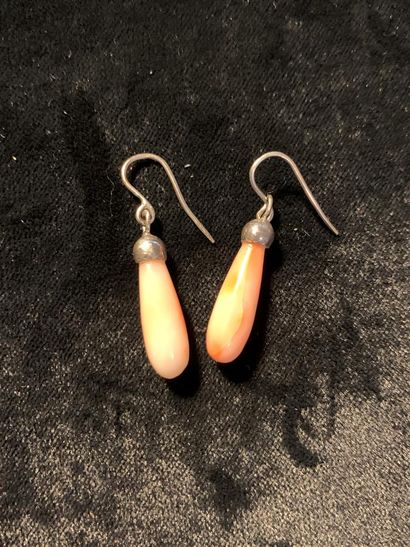 Paire de pendants d'oreilles en métal. Chaque...
