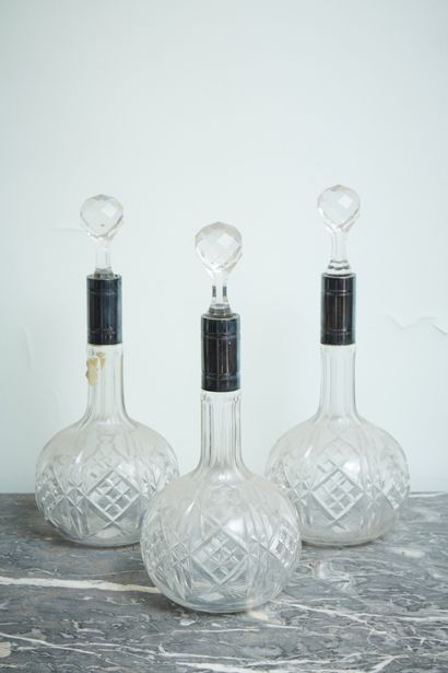 Trois carafes en cristal taillé, montures...