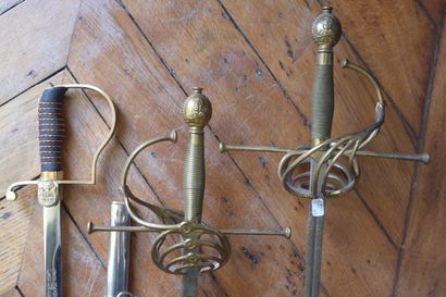 Lot de trois épées décoratives, une avec...